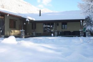 ein Haus mit einem Stapel Schnee davor in der Unterkunft Le Loft House Jaun in Im Fang