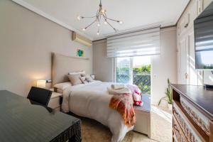 a bedroom with a bed and a window at Piso a 200 metros de la playa in Roquetas de Mar