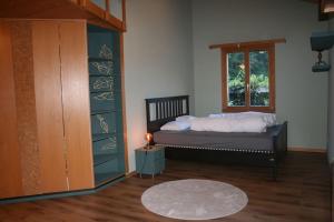 a bedroom with a bed and a window at Le Loft House Jaun in Im Fang