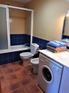 La salle de bains est pourvue de toilettes et d'un lave-linge. dans l'établissement Atico Canet, à Canet d'En Berenguer