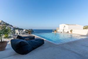 Bazén v ubytování Amazing View Villa Aliki with Infinity Pool & Spa nebo v jeho okolí