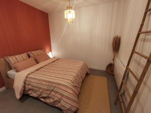 um quarto com uma cama e uma escada em Appartement cosy aux Beaux-arts em Montpellier