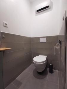uma casa de banho com um WC branco num quarto em Appartement cosy aux Beaux-arts em Montpellier