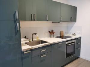 uma cozinha com um lavatório e um frigorífico em Appartement cosy aux Beaux-arts em Montpellier