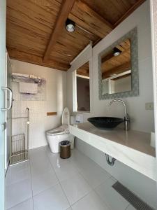 梅山鄉的住宿－阿漢的家民宿，一间带水槽和卫生间的浴室