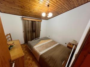 Dormitorio pequeño con cama y mesa en Casa do Castelo- Serra da estrela, en Covilhã