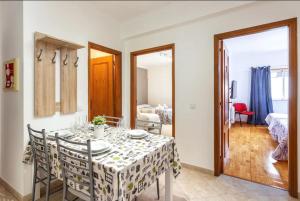a dining room with a table and chairs and a room at Blife Candya private rooms in Faro