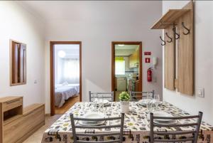 a dining room with a table and chairs at Blife Candya private rooms in Faro +7 photos