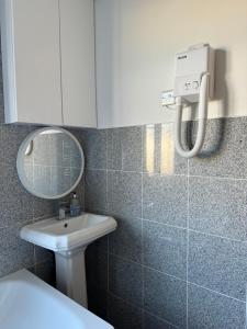 a bathroom with a sink and a mirror at Peaceful Home Berrylands Surbiton Surrey UK - Free Parkings in Surbiton