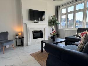 a living room with two couches and a fireplace at Peaceful Home Berrylands Surbiton Surrey UK - Free Parkings in Surbiton
