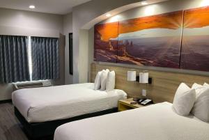 Кровать или кровати в номере Days Inn by Wyndham Humble/Houston Intercontinental Airport