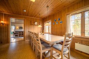 une salle à manger avec une grande table et des chaises en bois dans l'établissement Storhytta, à Vradal