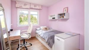 Un dormitorio con una cama, un escritorio y una silla. en VILLA FALCONIERE, en Palafrugell 14 fotos más