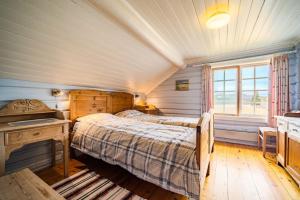 sypialnia z 2 łóżkami i biurkiem w obiekcie Storhytta w mieście Vrådal