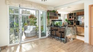 sala de estar con bar y ventana grande en VILLA FALCONIERE, en Palafrugell