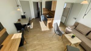 ein Wohnzimmer mit einem Sofa und einem Tisch in der Unterkunft Ferienwohnung-Ostseestrand in Graal-Müritz