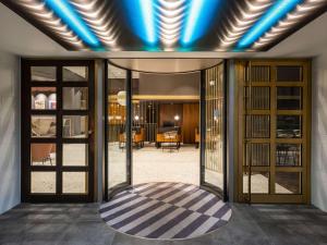 eine Lobby mit blauen Lichtern an der Decke in der Unterkunft Pullman Stuttgart Fontana in Stuttgart