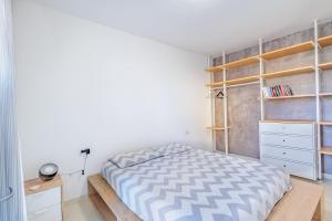 um quarto com uma cama e prateleiras de madeira em Il Cedro em Villa di Serio