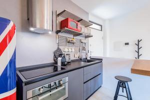 uma cozinha com um lavatório e um fogão em Il Cedro em Villa di Serio