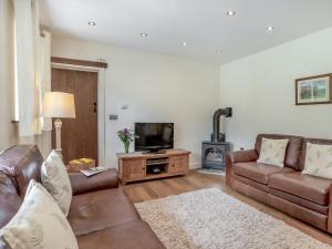 a living room with a couch and a television at 2 Bed in Abergavenny BN187 in Clydach