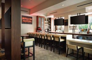 DoubleTree by Hilton San Diego Del Mar酒廊或酒吧区