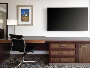 DoubleTree by Hilton San Diego Del Mar的电视和/或娱乐中心