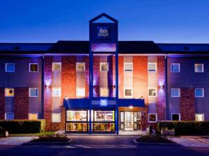 a hotel with a sign on the front of a building at ibis budget Marne la Vallée Chelles in Chelles