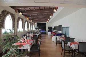 Un restaurante u otro lugar para comer en Hotel Javson