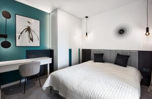 ブィドゴシュチュにあるPremium City Apartmentsのベッドルーム1室(ベッド1台、デスク付)