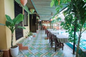 峰牙的住宿－Phong Nha Ecolodge，一个带桌椅的庭院和一个游泳池