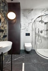 比得哥什的住宿－Premium City Apartments，带淋浴、卫生间和盥洗盆的浴室