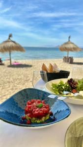 una mesa con un plato de comida en la playa en Miradores De La Manga, en San Blas