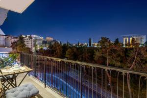 d'un balcon avec une table et une vue sur la ville. dans l'établissement Stylish flat overlooking the temple of Zeus, à Athènes