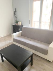 sala de estar con sofá y mesa de centro en Casa Manolo Corsico Navigli Suite Apartment Milan en Corsico