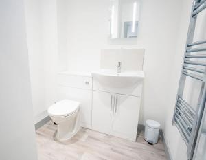 Bathroom sa Bright and Modern 2 Bed Apartment in Redditch