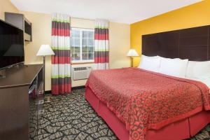 une chambre d'hôtel avec un lit et une télévision dans l'établissement Days Inn by Wyndham Miami, à Miami