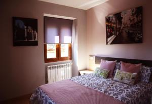 um quarto com uma cama e uma janela em Casa-museo Genia Trigo em Sober