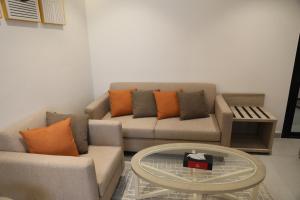 ein Wohnzimmer mit 2 Sofas und einem Couchtisch in der Unterkunft فندق فيرانو in Riad