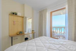 een slaapkamer met een bed en uitzicht op de oceaan bij Mare Vista Suite in Varna