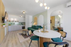 een woonkamer met een groene bank en een tafel bij Mare Vista Suite in Varna