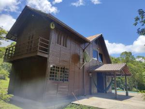 een huis dat wordt verbouwd bij Casa de campo in São José dos Pinhais
