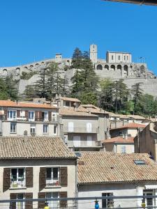 a view of a city with a castle on a hill at Les MIRABELLES chambres d'hôtes in Sisteron