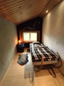 Säng eller sängar i ett rum på Ferienhaus Bergträumli (Keine direkte Zufahrt)