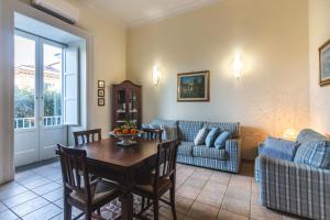 a living room with a table and a couch at Flat Rosanna in Sorrento