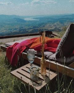 einen Tisch mit einem Glas Wein auf einem Berg in der Unterkunft Ferienhaus Bergträumli (Keine direkte Zufahrt) in Gommiswald