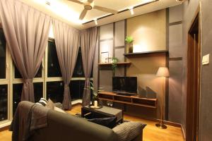 - un salon avec un canapé et une télévision dans l'établissement Designer One Bedroom -2 with Rooftop Infinity Pool, à Kuala Lumpur