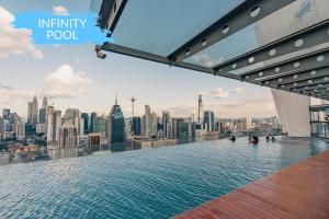 - une piscine à débordement au sommet d'un bâtiment dans l'établissement Designer One Bedroom -2 with Rooftop Infinity Pool, à Kuala Lumpur