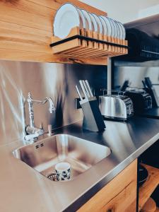 um balcão de cozinha com um lavatório e um micro-ondas em Kellerstöckl am Berg em Eisenberg an der Pinka