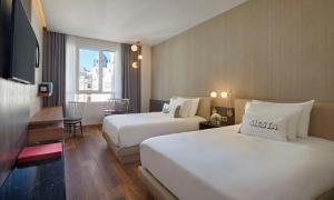 Cama ou camas em um quarto em Hyatt Centric Gran Via Madrid