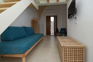 uma sala de estar com um sofá e uma mesa em Casa Vacanze Ranieri em Grottaglie